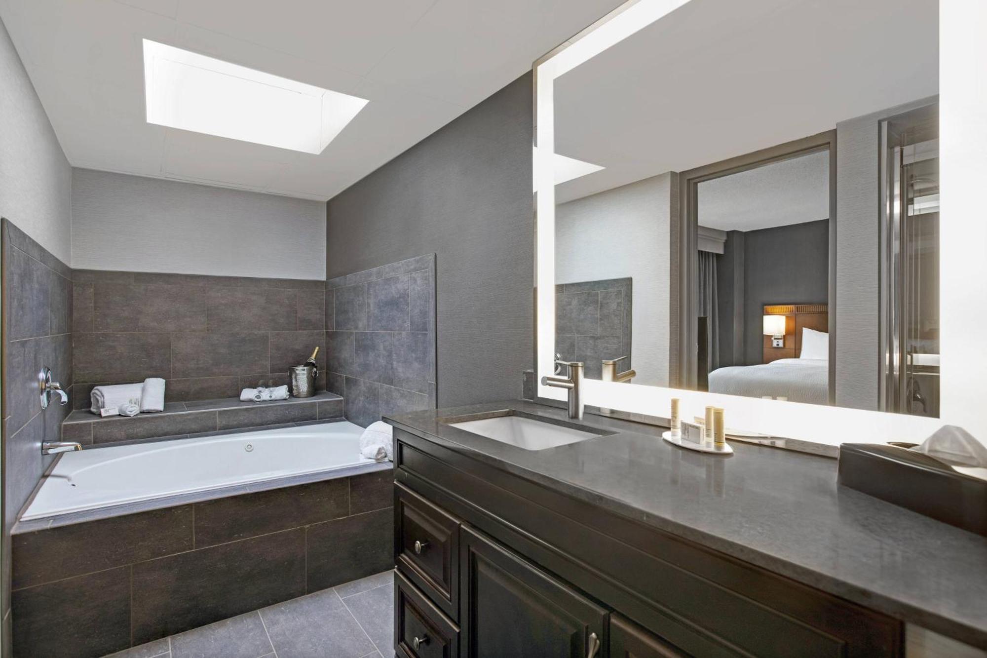 Courtyard Chicago Elmhurst/Oakbrook Area Bagian luar foto